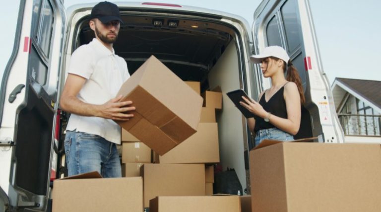 Déménageurs mettant des boîtes dans un camion